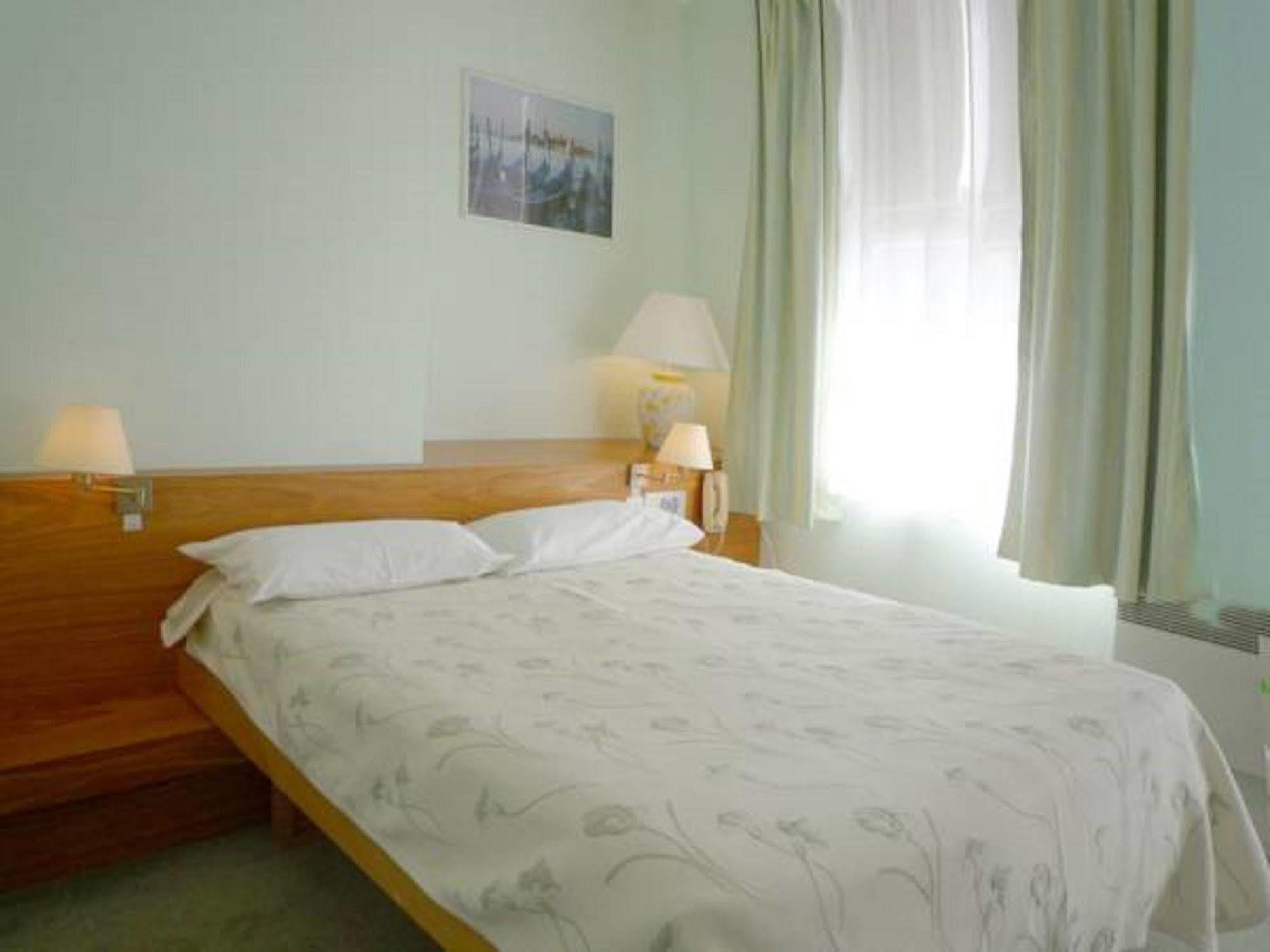 Hotel & Restaurant Le Cardinal Poix-de-Picardie Eksteriør billede
